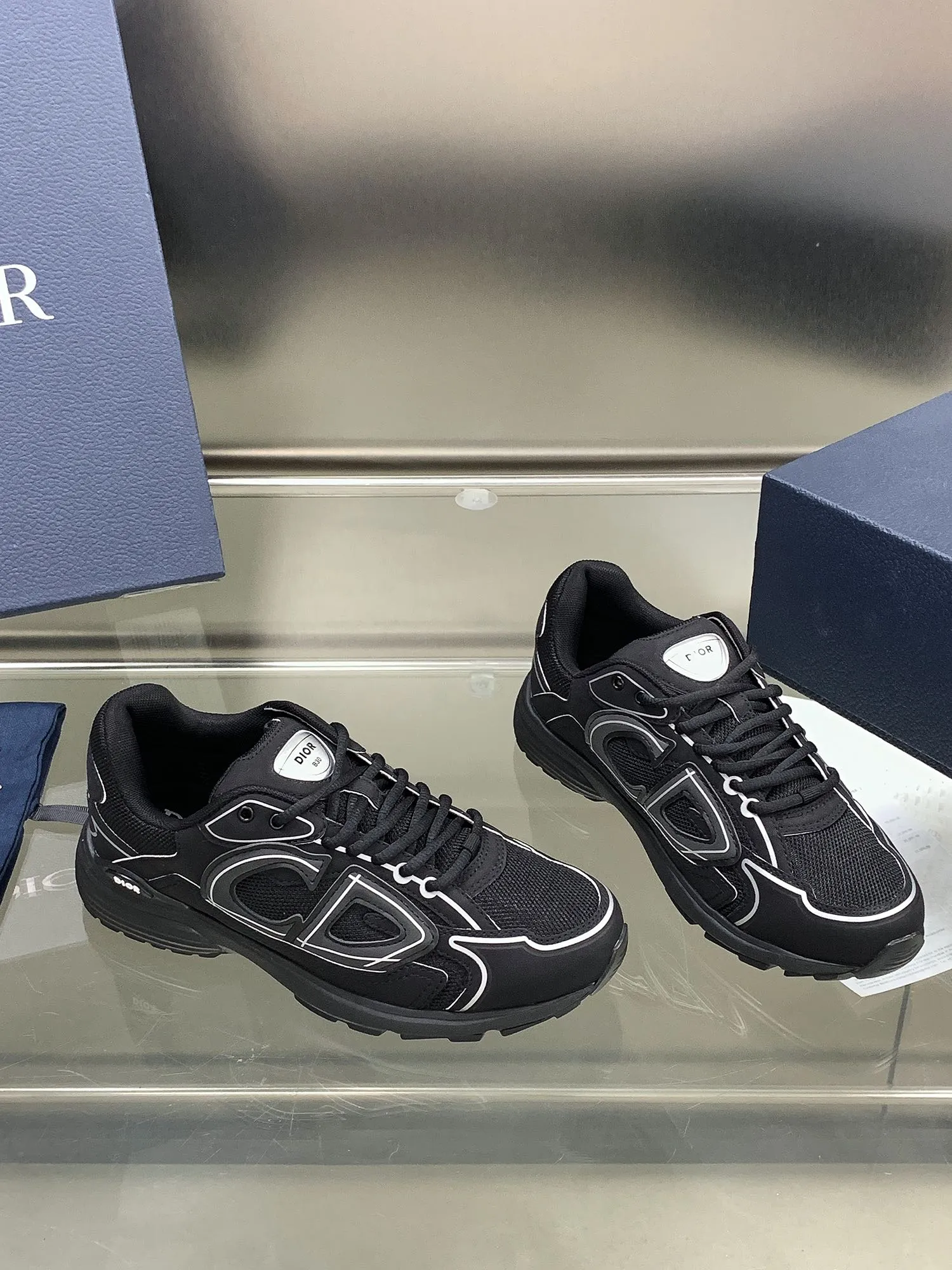 👟👟Ex-factory price 660👟👟 Newly upgraded Dior B30 series dad sneakers. New B30 sneakers. Dad Shoes style shoes that follow the trend of the retro market. The Dior logo on the tongue also indicates that this pair of shoes is the B30 model! B30 uses fine-textured leather and mesh cloth materials to form a shoe body. There are conspicuous letters CD on both sides of the shoe body to indicate identity. Many lines on the shoe body outline details to make the shoes look less monotonous and full of retro flavor. The delivery counter is exquisitely packaged🛍📦 ▪️Fabric: Original customized technical fabric + mesh ▪️Inner lining: Customized breathable lining ▪️Outsole: IP+TPU outsole ▪️Sole thickness: 3.5CM ▪️Size: Women’s size 35-40 / Men’s size 39-45